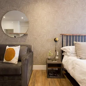 Romantic In The Heart Of Little Italy By Den Apartment Montreal