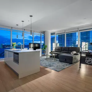 Luxury On The 9th Floor Near Stampede, Complimentary Wine, 2 Car Ug Parking Apartment Calgary