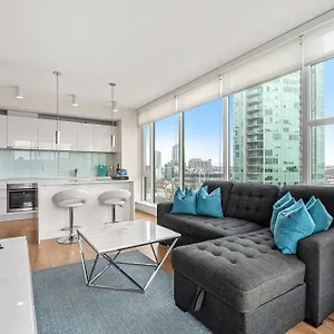 Unbeatable Downtown Experience- Walk To Bars, Casino, Stampede & Saddledome Bonus Banff Pass, Parking & Wine! Apartment Calgary