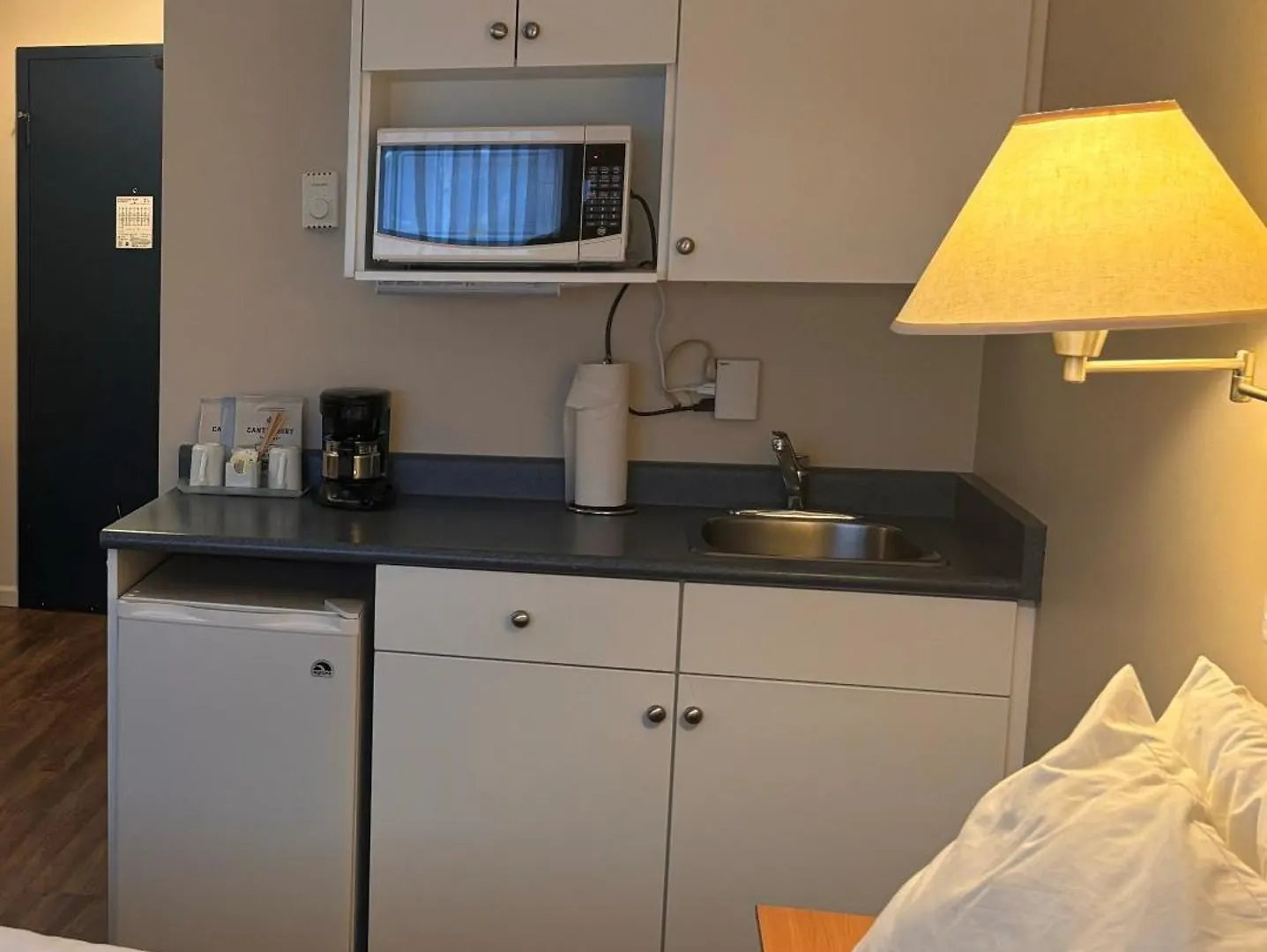 Hotel Sidney Waterfront Inn & Suites