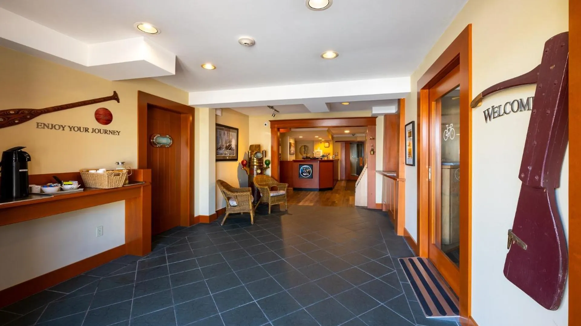 Sidney Waterfront Inn & Suites 3*,