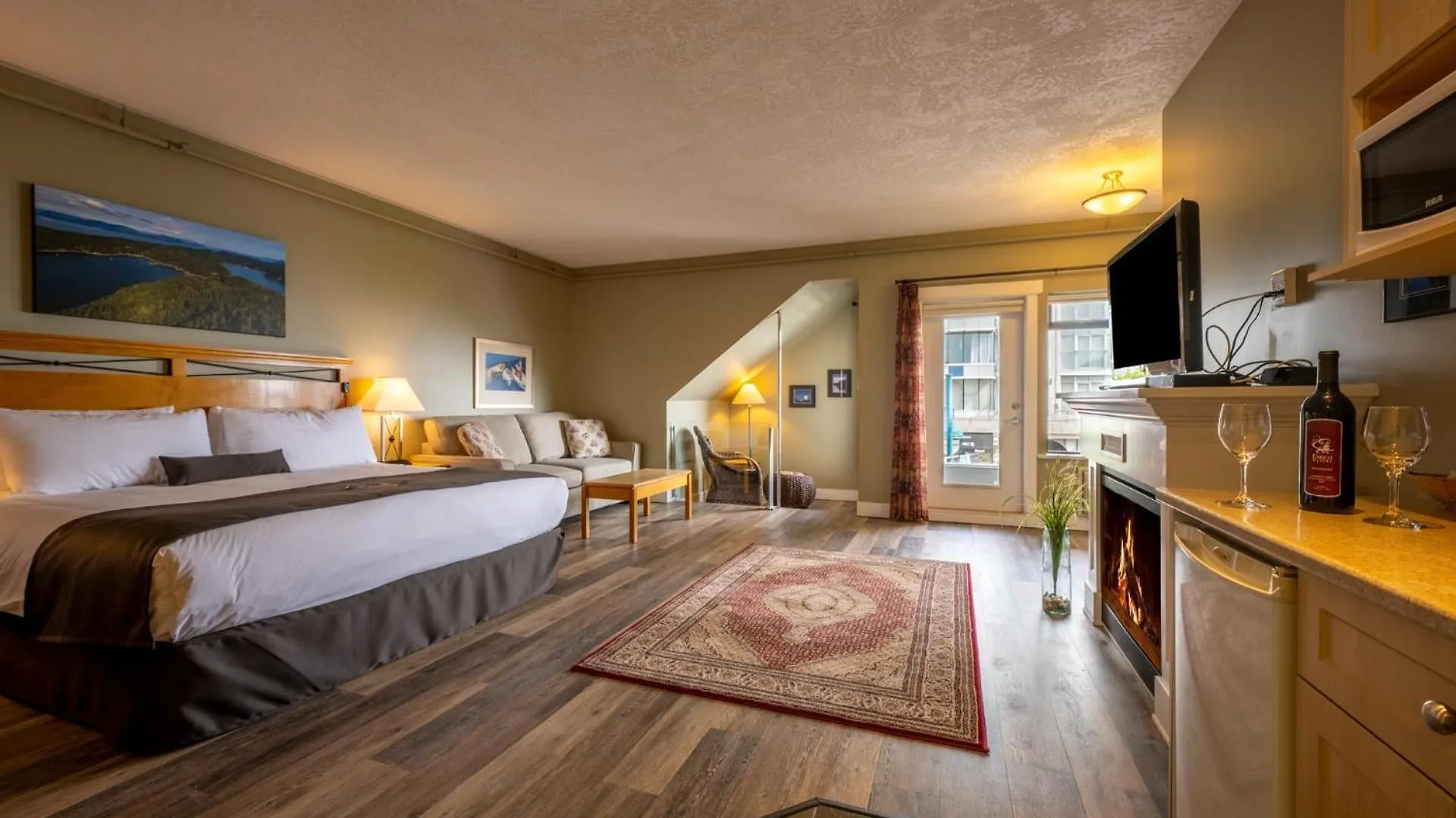 Sidney Waterfront Inn & Suites 3*,