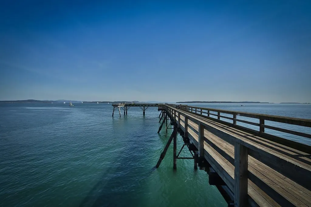 Hotel Sidney Waterfront Inn & Suites